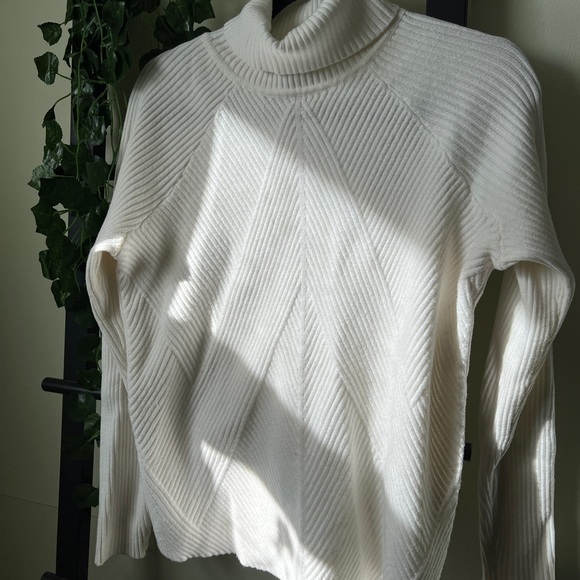 White Turtleneck Sweater (S) - Picture 6 of 6